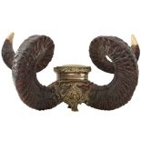 AN IMPRESSIVE 19TH CENTURY RAM'S HORN AND SILVER PLATE TABLE SNUFF MULL, the double horns flanking