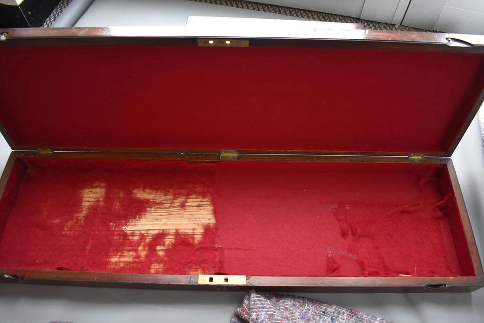 A BRASS BOUND MAHOGANY SPORTING GUN CASE, for a gun with 32inch barrels, red felt lining, partitions - Image 7 of 8