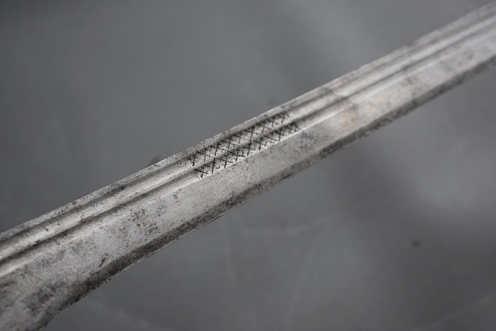 A LATE 18TH CENTURY INDIAN KIRACH OR SWORD, 83cm double fullered blade, double edged towards the tip - Image 6 of 13