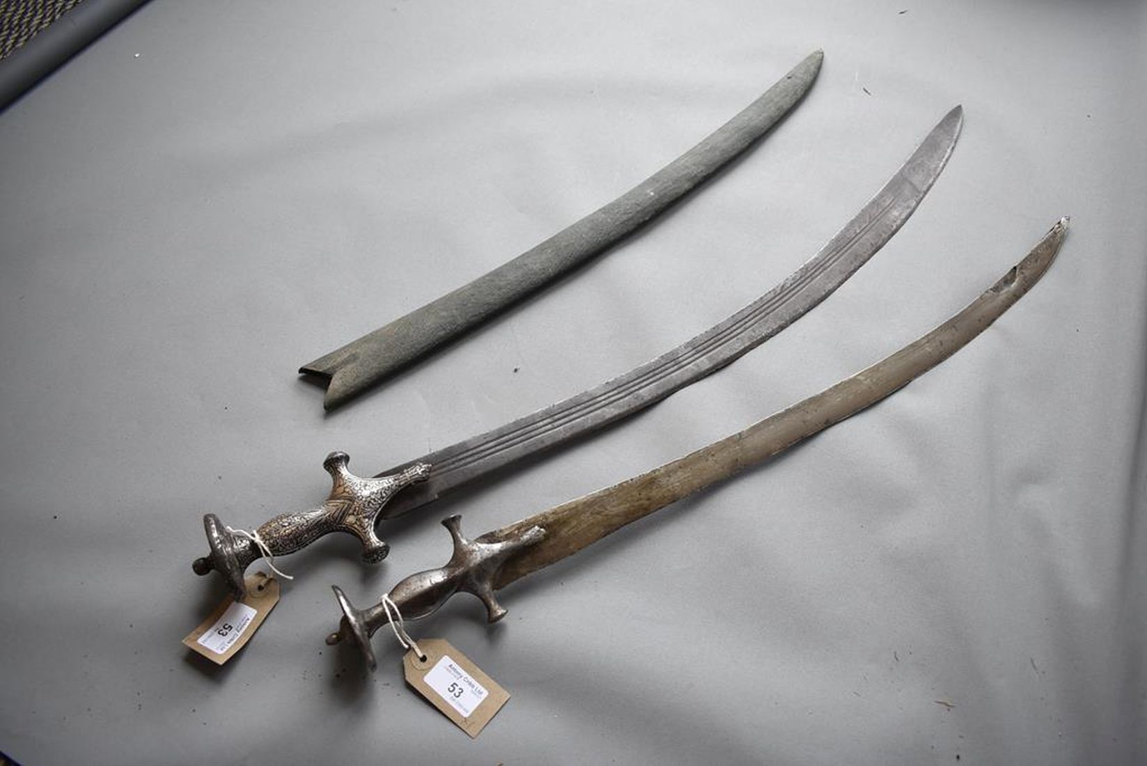 A 19TH CENTURY INDIAN TULWAR, 67cm triple fullered curved blade, characteristic steel hilt decorated - Image 2 of 12