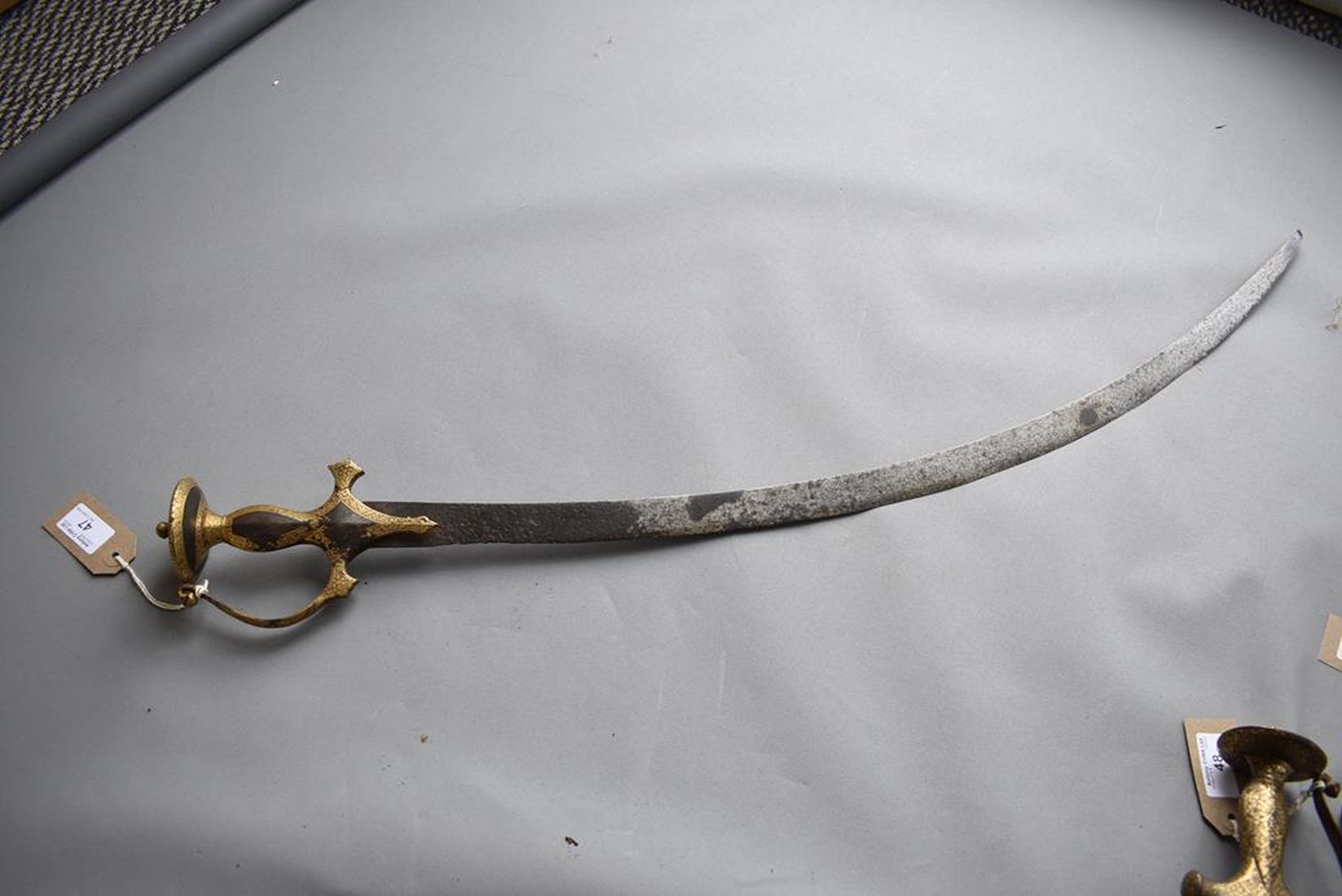 A 19TH CENTURY INDIAN TULWAR OR SWORD, 76.5cm sharply curved damascus blade, the characteristic gold - Image 4 of 16