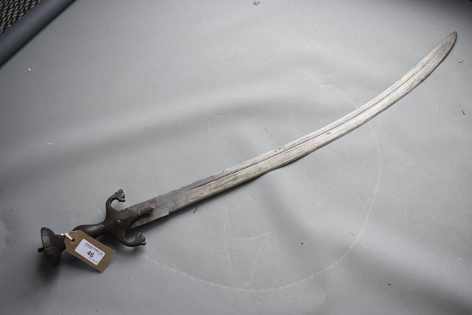 A 19TH CENTURY AFGHAN PULOUAR OR SWORD, 74.5cm curved fullered blade, double edged towards the - Image 2 of 9