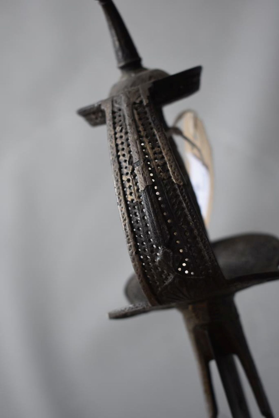 A LATE 18TH CENTURY INDIAN KIRACH OR SWORD, 83cm double fullered blade, double edged towards the tip - Image 10 of 13