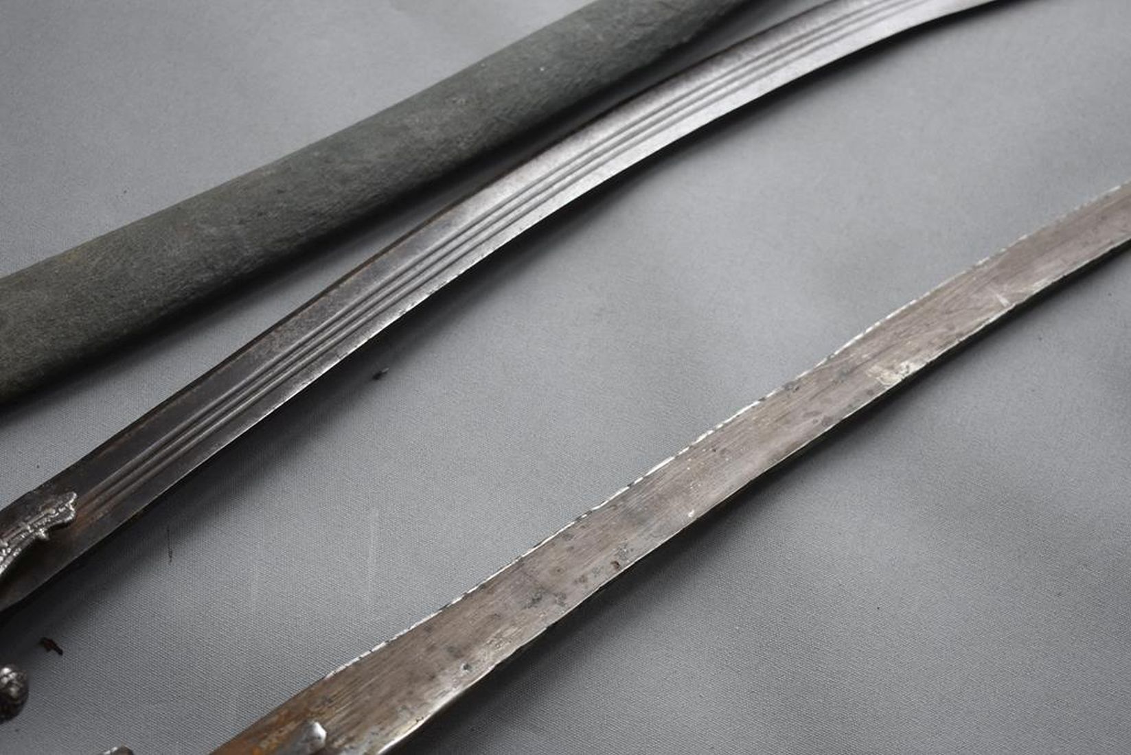 A 19TH CENTURY INDIAN TULWAR, 67cm triple fullered curved blade, characteristic steel hilt decorated - Image 10 of 12