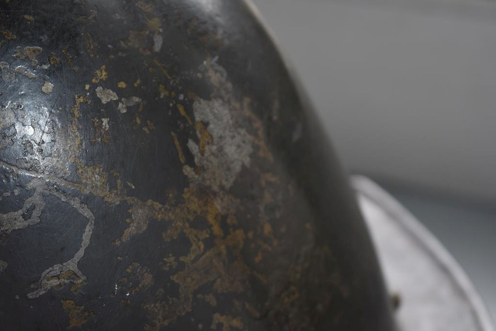 A GOOD 17TH CENTURY DUTCH OR NORTH EUROPEAN PIKEMAN'S POT OR HELMET, the two-piece skull drawn out - Image 18 of 19