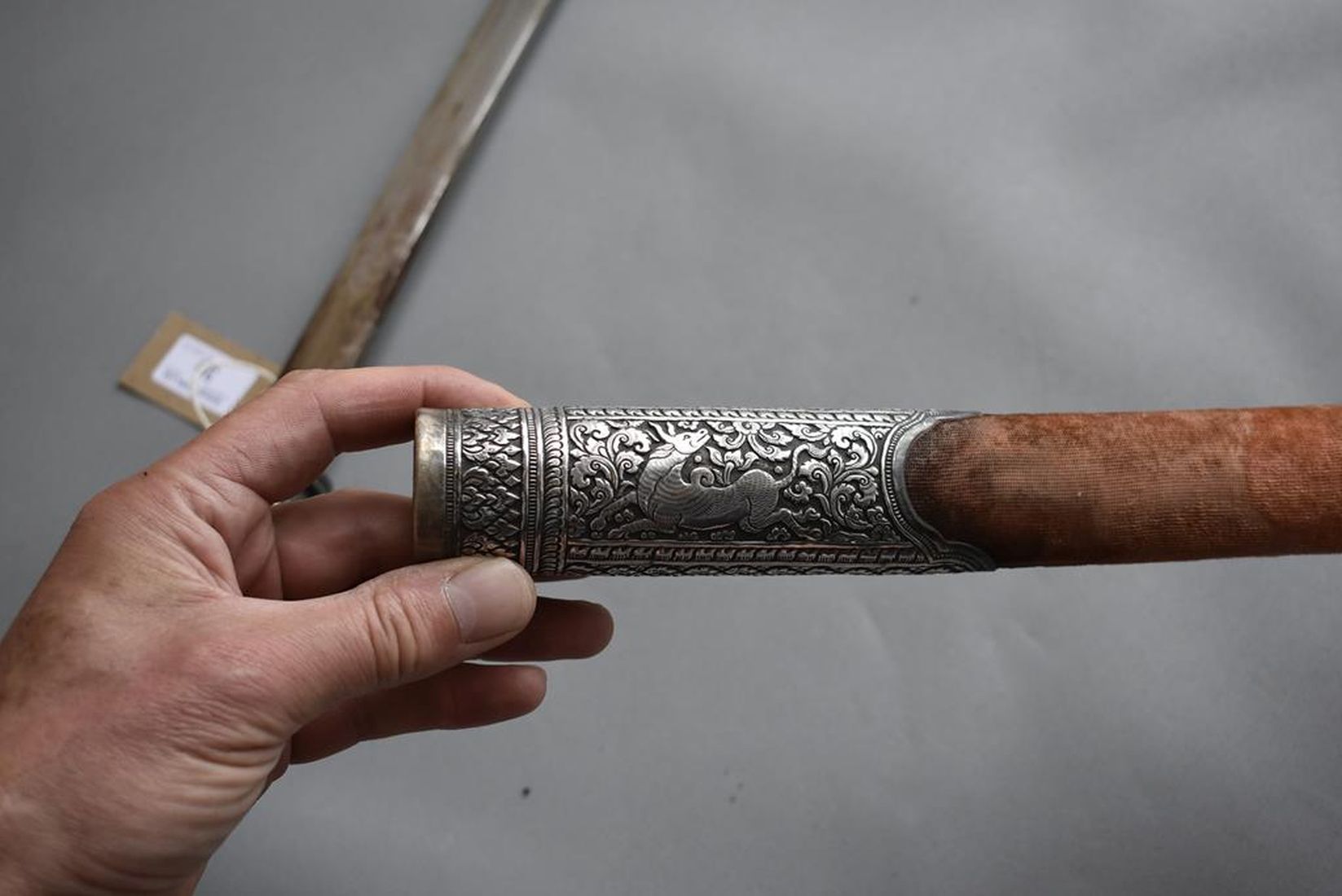 A 19TH CENTURY BURMESE DHA, 58.5cm curved blade, characteristic white metal mounted hilt decorated - Image 10 of 15