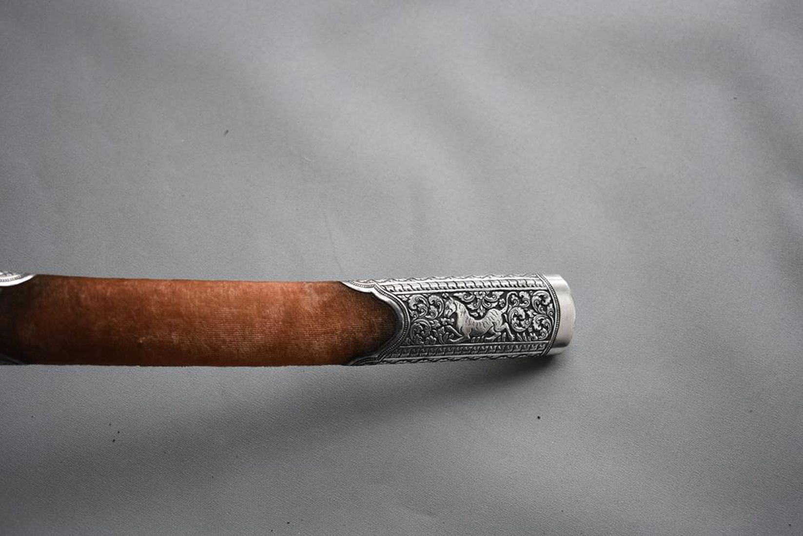 A 19TH CENTURY BURMESE DHA, 58.5cm curved blade, characteristic white metal mounted hilt decorated - Image 12 of 15