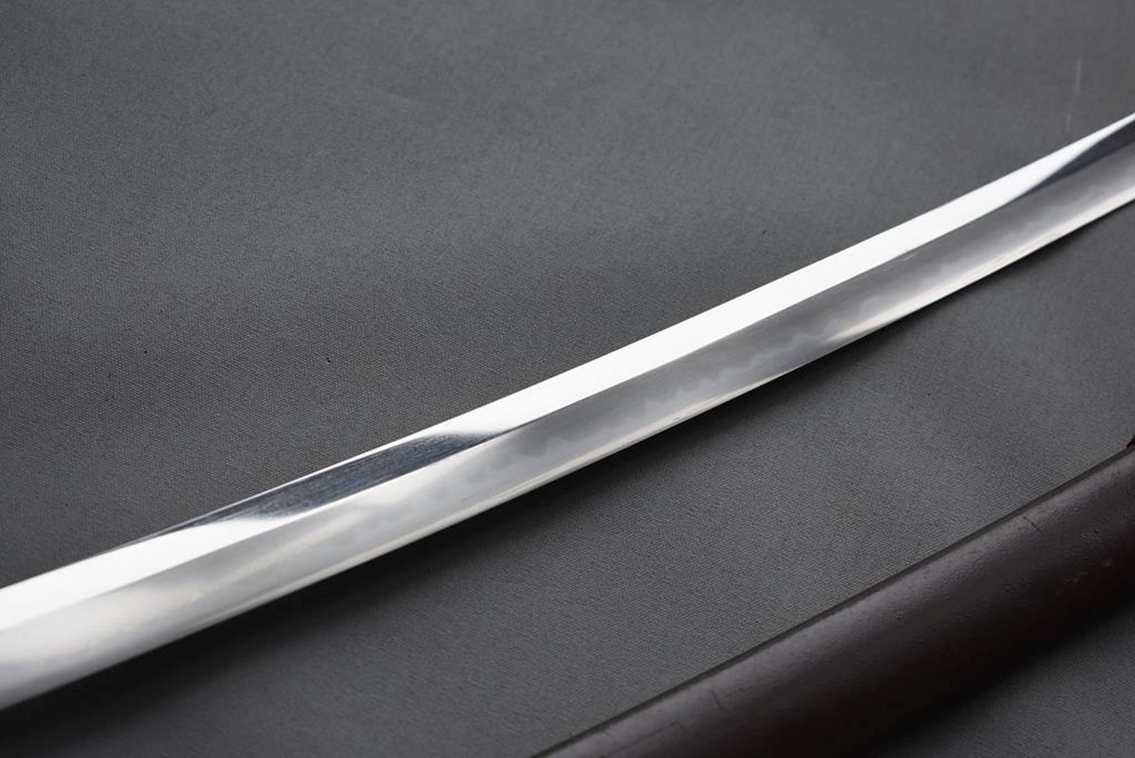 A GENDAITO, 66.5cm blade with one mekugi-ana signed Ishido Teruhide saku, midare hamon, nashiji - Image 5 of 17