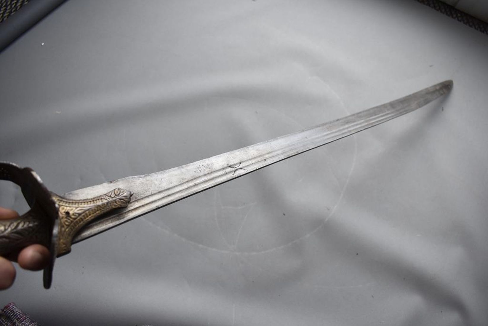 A LATE 18TH CENTURY INDIAN KIRACH OR SWORD, 83cm double fullered blade, double edged towards the tip - Image 4 of 13