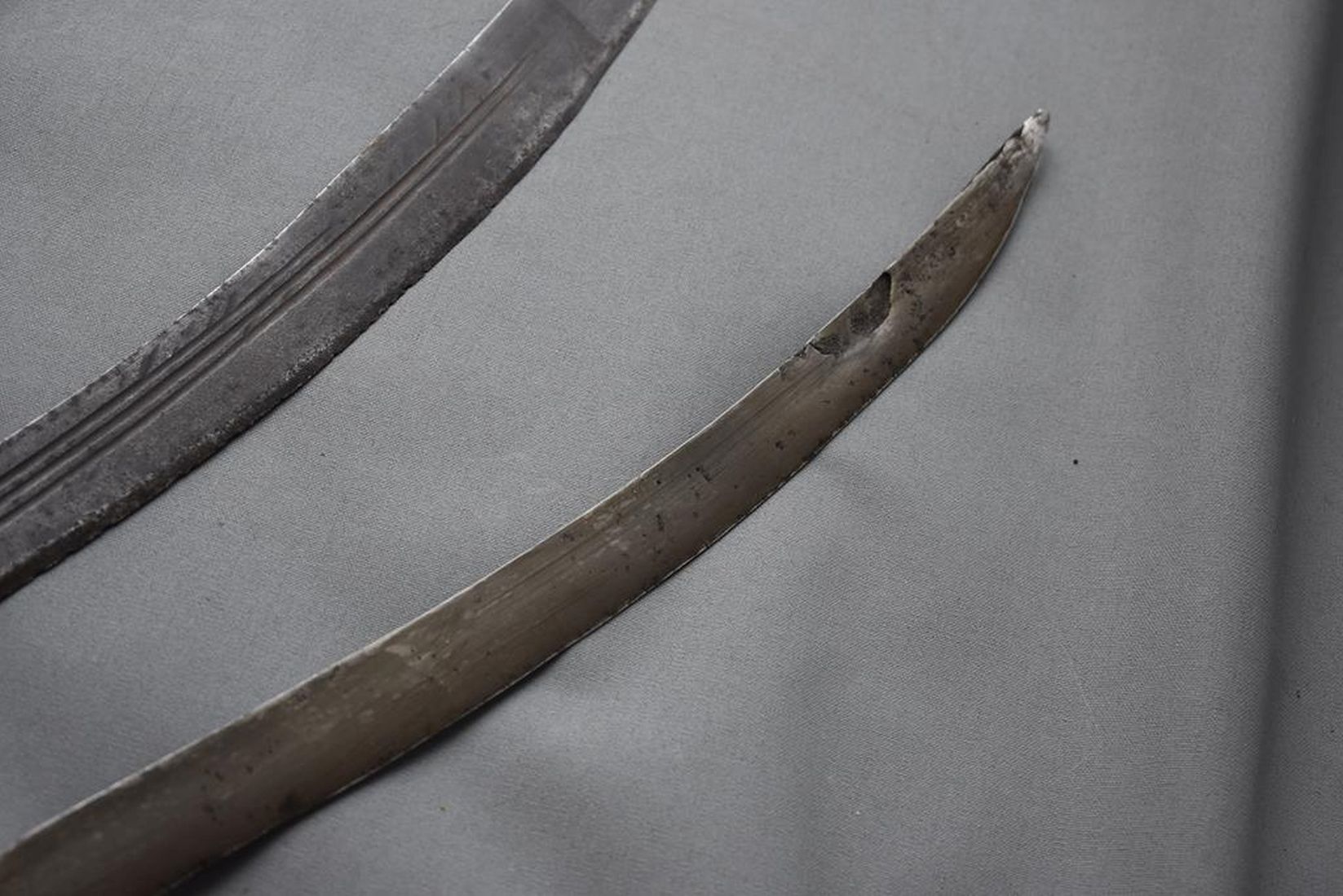 A 19TH CENTURY INDIAN TULWAR, 67cm triple fullered curved blade, characteristic steel hilt decorated - Image 5 of 12