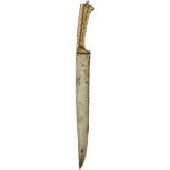 A 19TH CENTURY GOLD KOFTGARI DECORATED INDIAN KARD, 32cm heavy recurved blade, characteristic