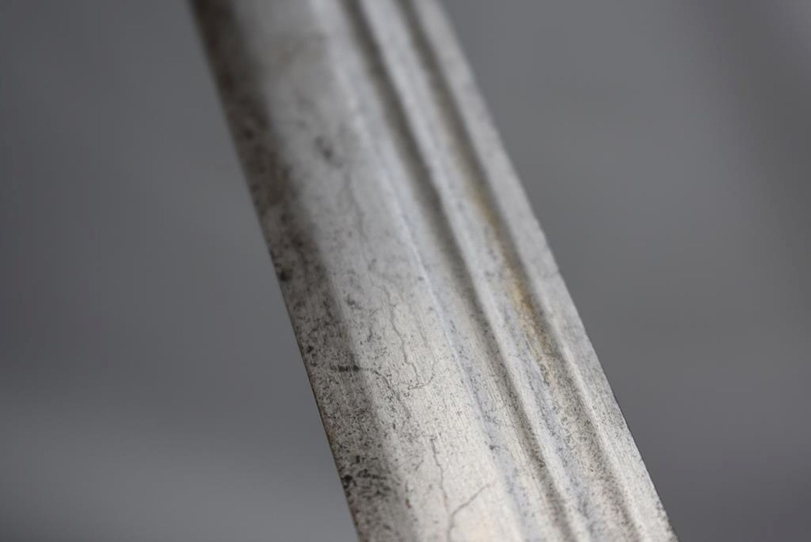 A LATE 18TH CENTURY INDIAN KIRACH OR SWORD, 83cm double fullered blade, double edged towards the tip - Image 7 of 13