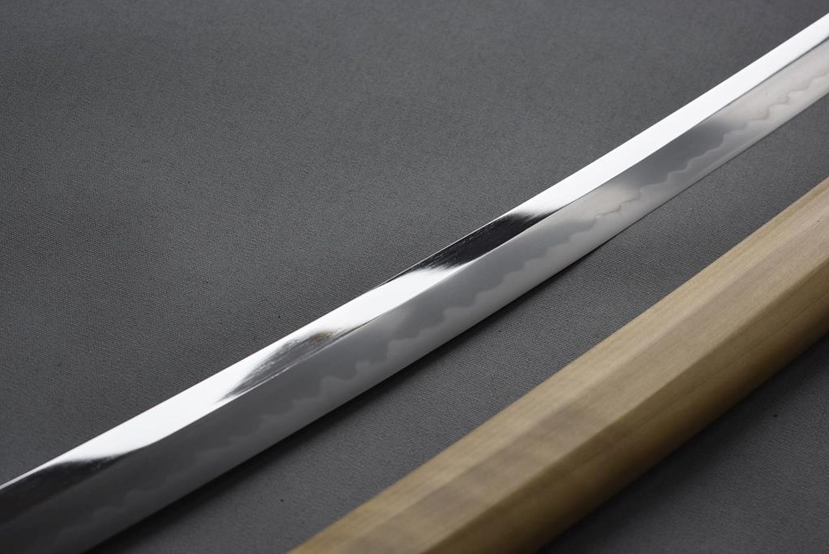 A GENDAITO, 65.5cm blade with one mekugi-ana signed tachi-mei Nagamitsu, notare hamon, nashiji hada, - Image 5 of 9