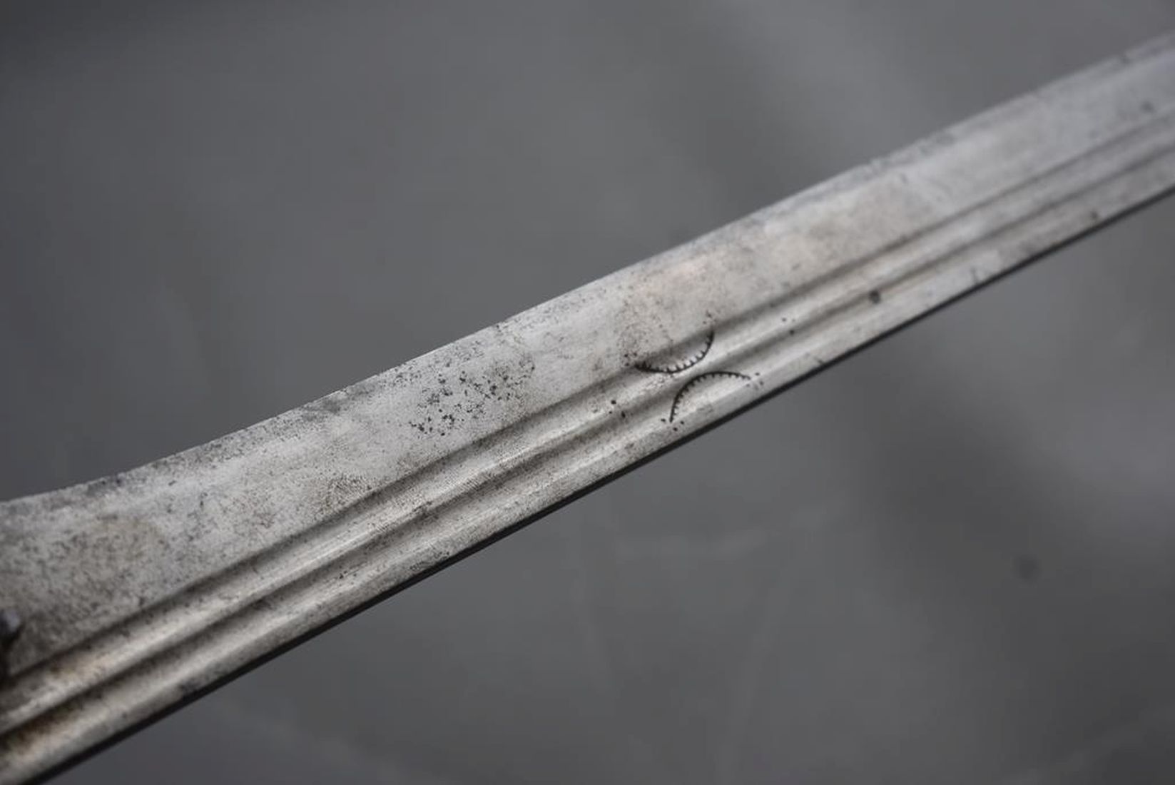 A LATE 18TH CENTURY INDIAN KIRACH OR SWORD, 83cm double fullered blade, double edged towards the tip - Image 5 of 13