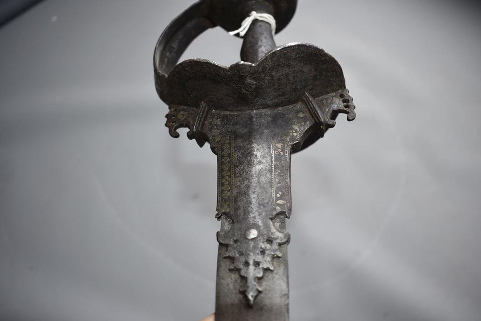 AN 18TH CENTURY INDIAN FIRANGI OR SWORD, 84cm blade, the reinforced forte decorated with geometric - Image 8 of 12