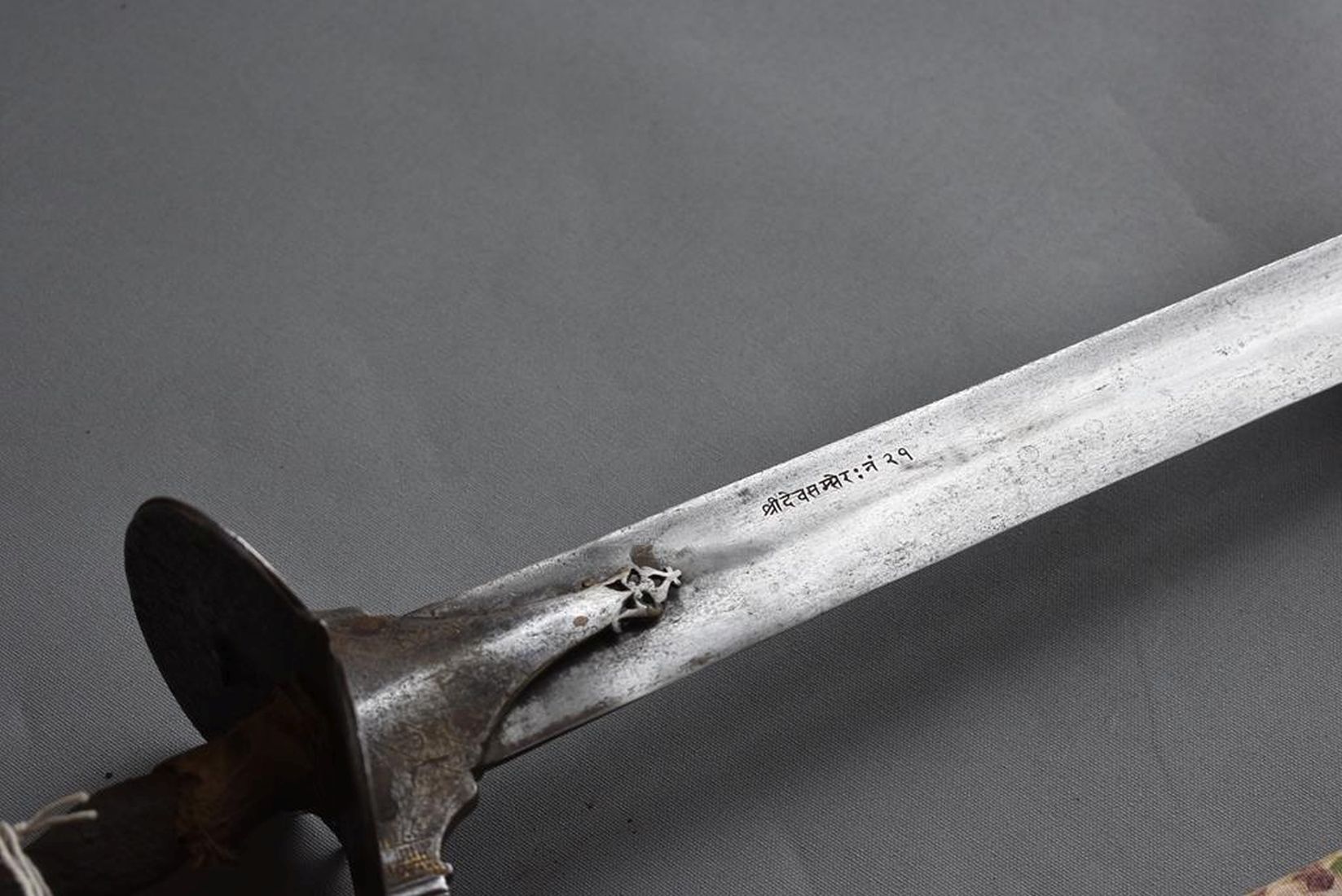 A LATE 18TH CENTURY INDIAN FIRANGI OR SWORD, 88.5cm blade engraved with an inscription to the Mysore - Image 3 of 11