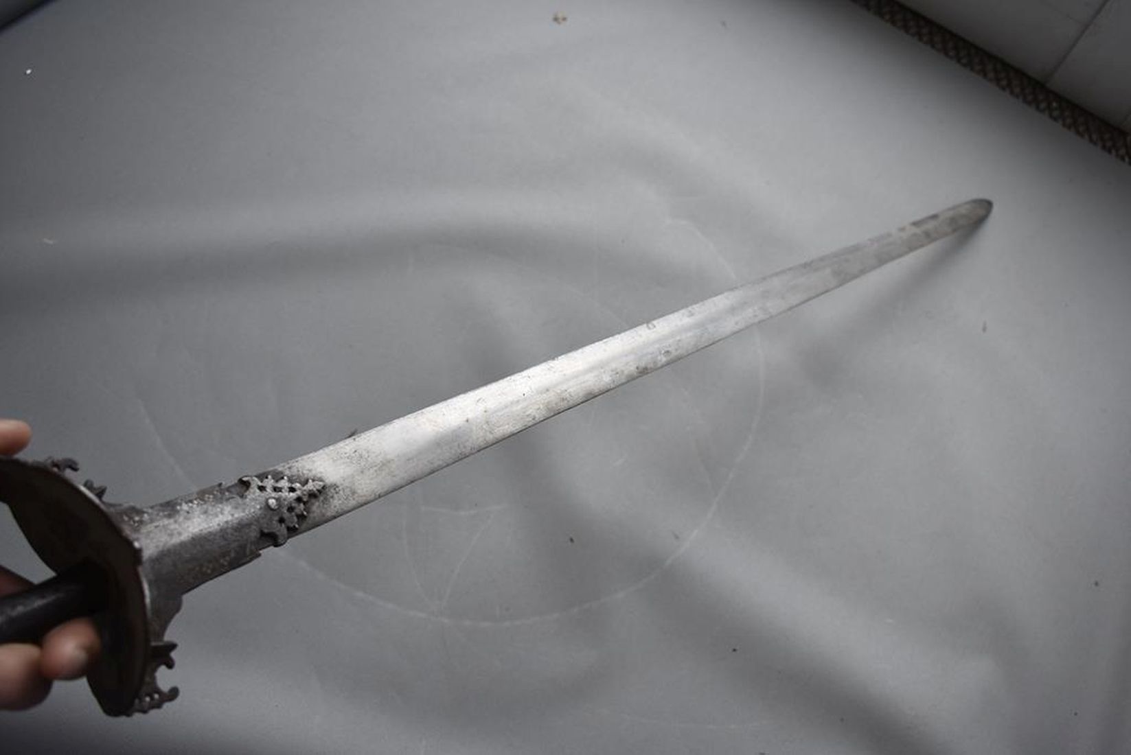 AN 18TH CENTURY INDIAN FIRANGI OR SWORD, 84cm blade, the reinforced forte decorated with geometric - Image 6 of 12