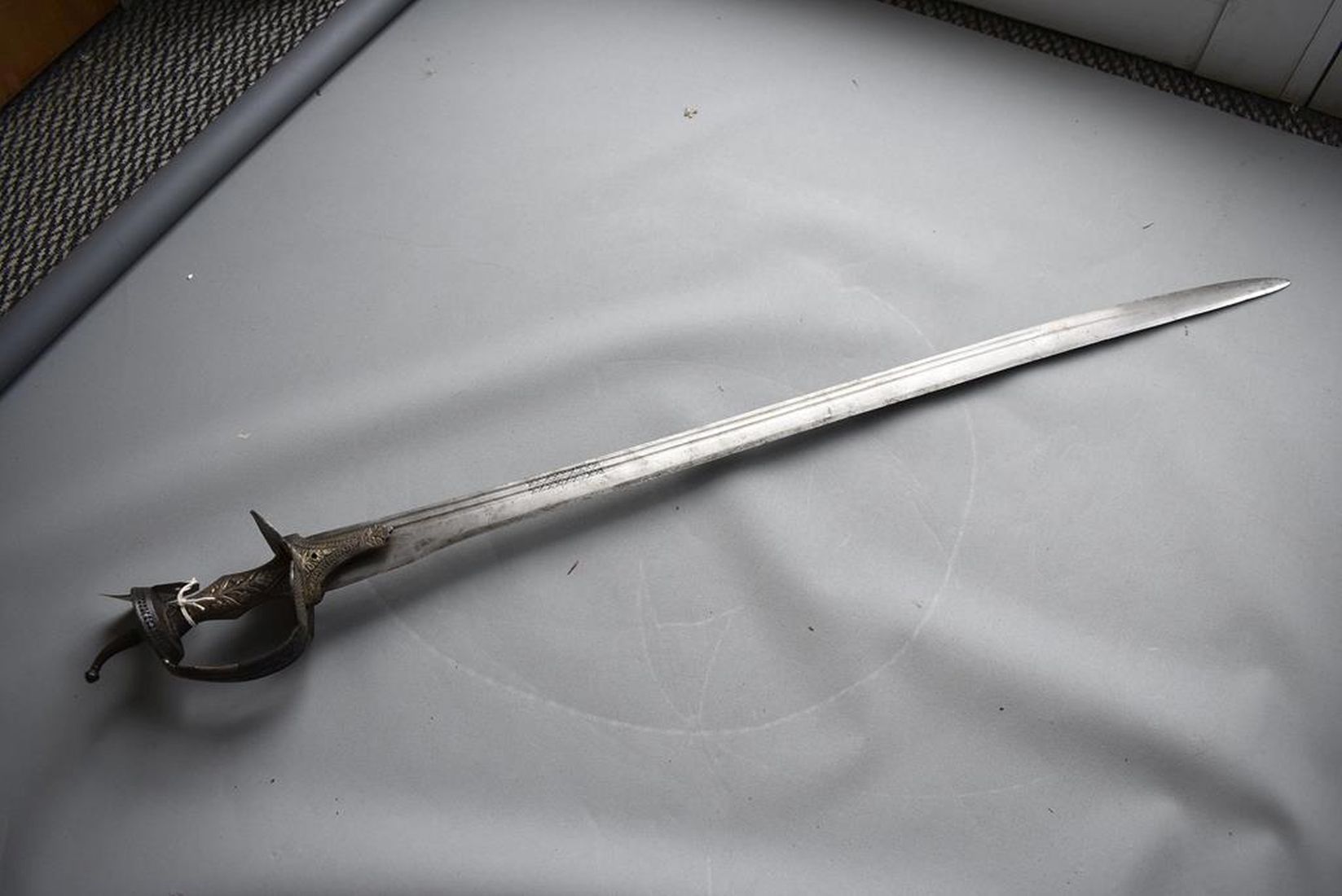 A LATE 18TH CENTURY INDIAN KIRACH OR SWORD, 83cm double fullered blade, double edged towards the tip - Image 2 of 13