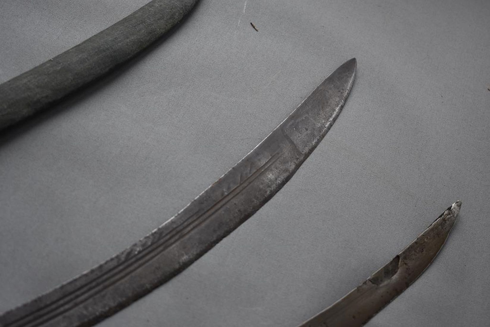 A 19TH CENTURY INDIAN TULWAR, 67cm triple fullered curved blade, characteristic steel hilt decorated - Image 8 of 12