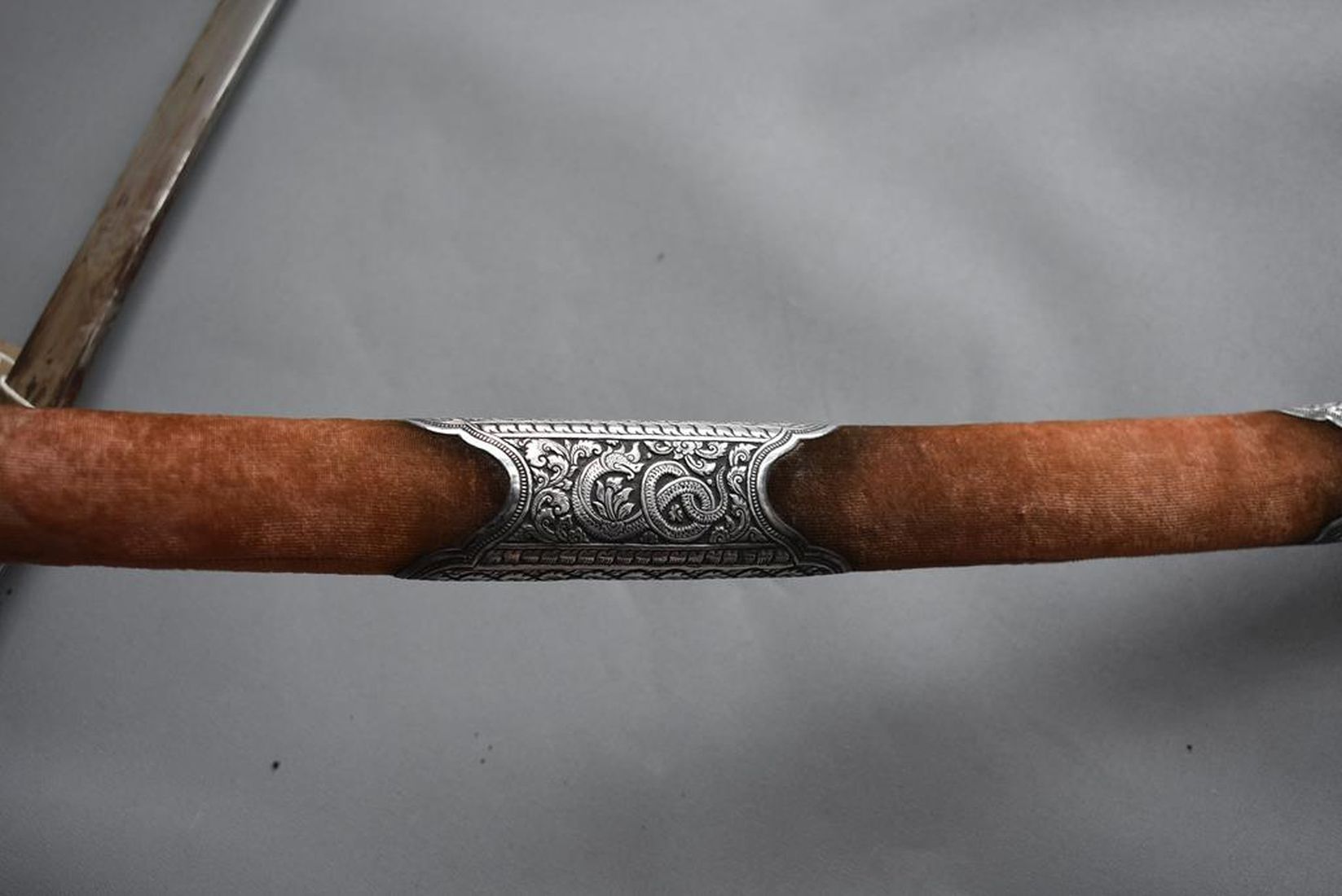 A 19TH CENTURY BURMESE DHA, 58.5cm curved blade, characteristic white metal mounted hilt decorated - Image 11 of 15