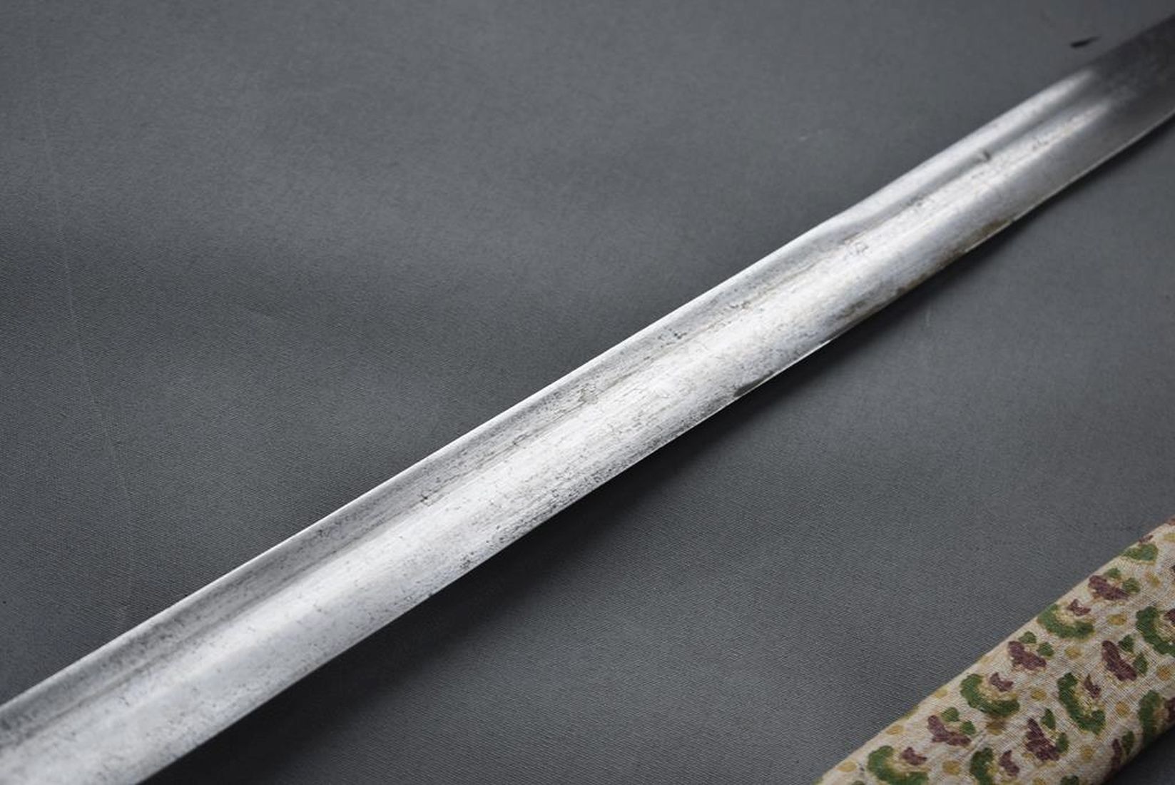 A LATE 18TH CENTURY INDIAN FIRANGI OR SWORD, 88.5cm blade engraved with an inscription to the Mysore - Image 4 of 11