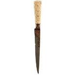 A 19TH CENTURY OTTOMAN KARD OR DAGGER, 19.5cm wootz damascus blade, chipped, decorated with gold