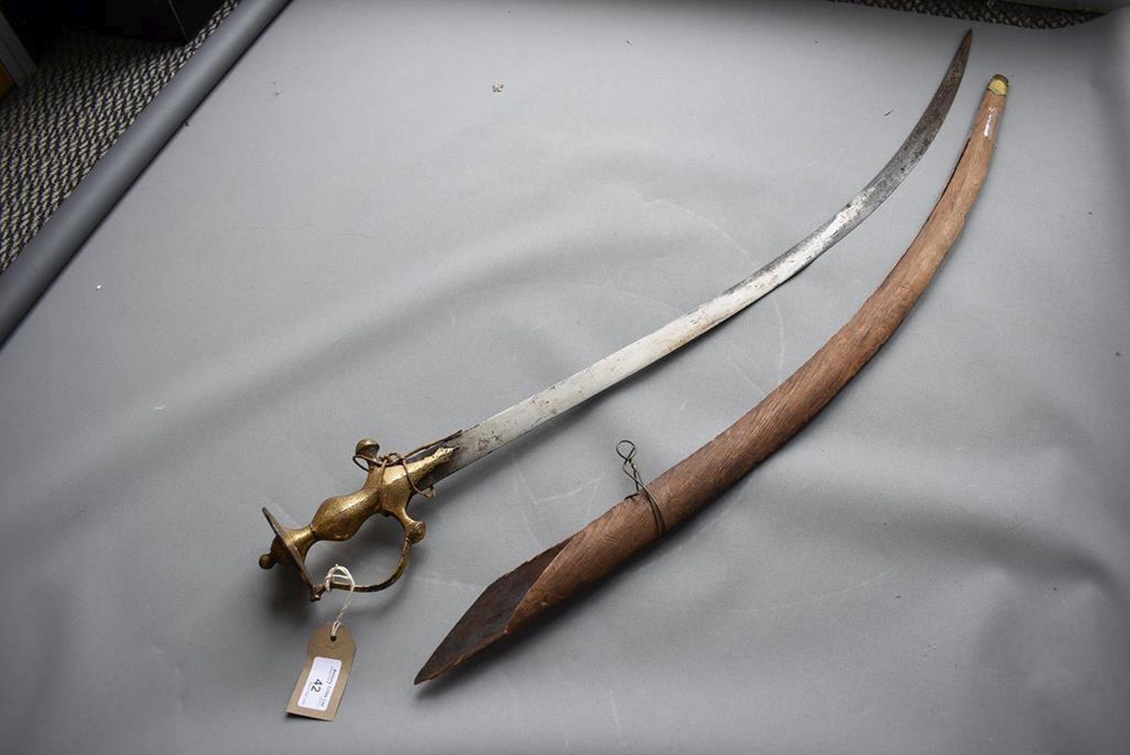 A 19TH CENTURY INDIAN TULWAR OR SWORD, 82.75cm sharply curved damascus blade, characteristic hilt - Image 4 of 16