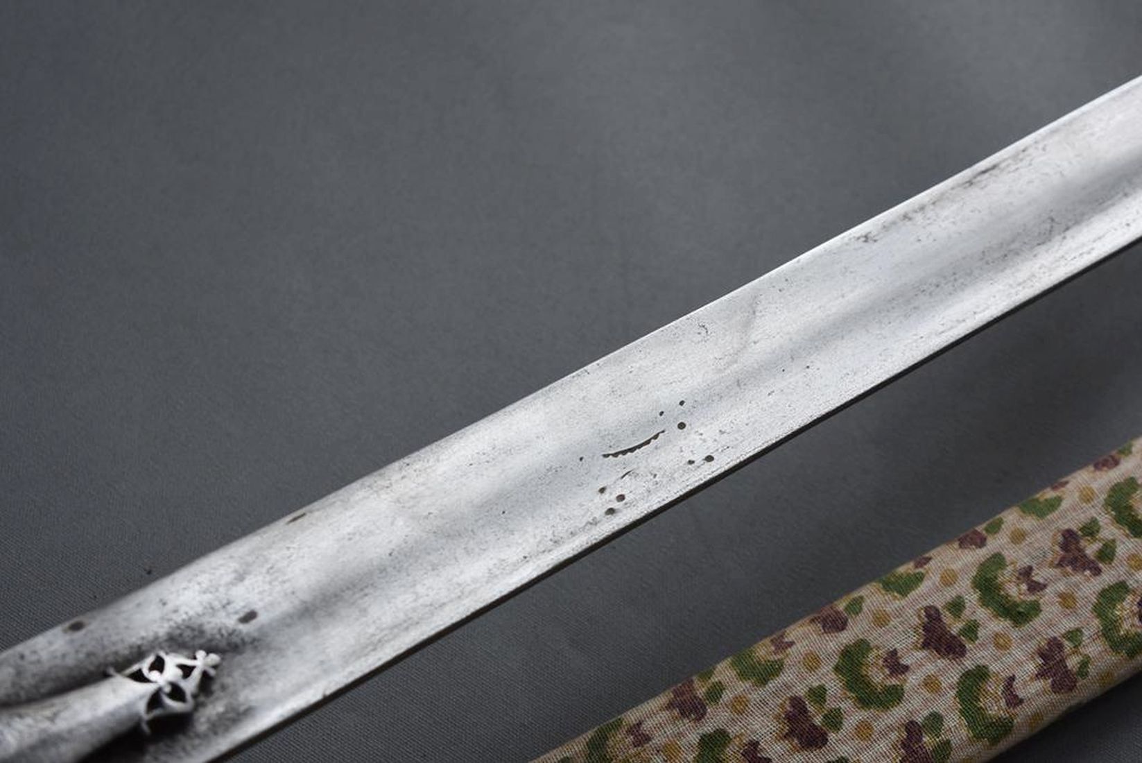 A LATE 18TH CENTURY INDIAN FIRANGI OR SWORD, 88.5cm blade engraved with an inscription to the Mysore - Image 6 of 11