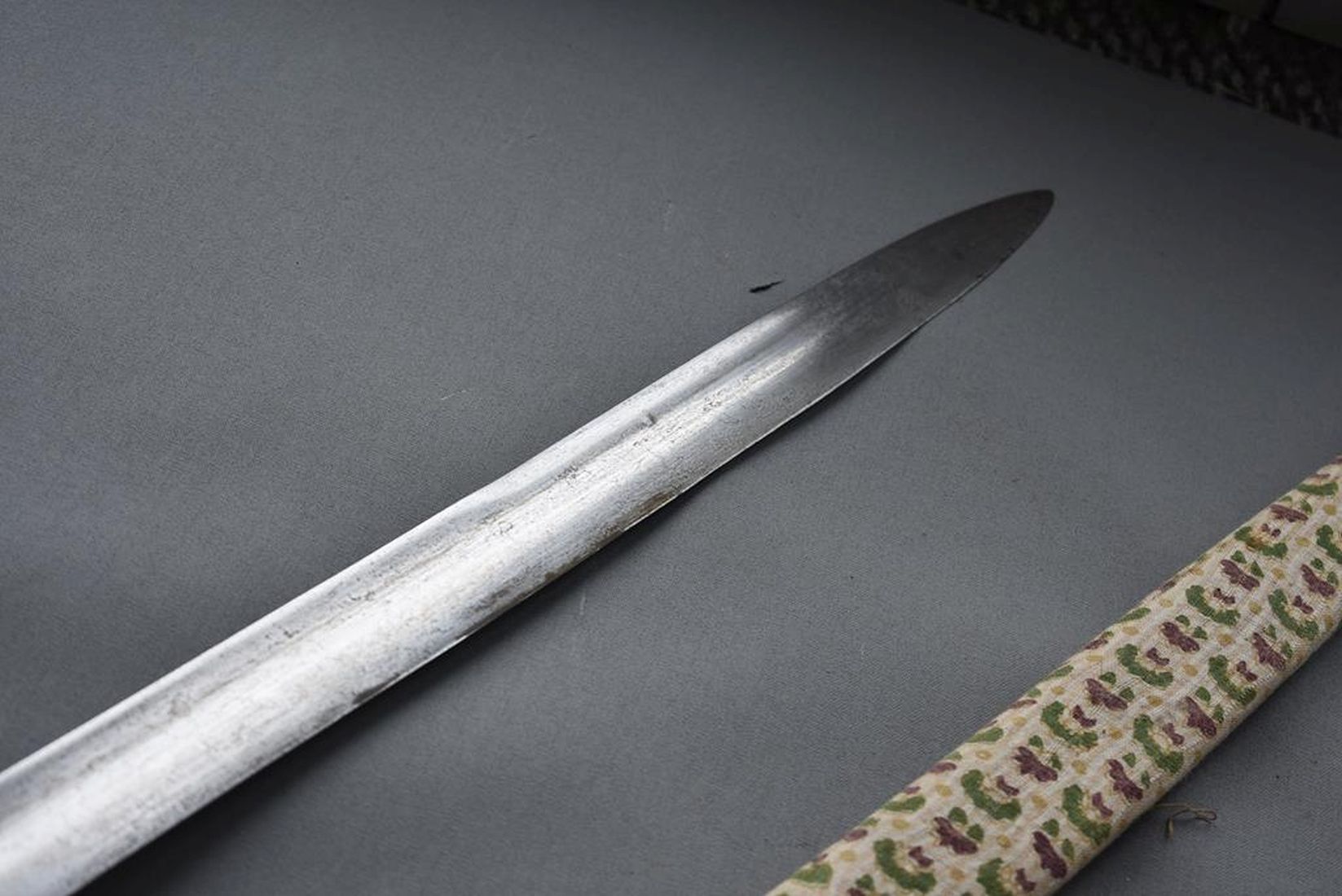 A LATE 18TH CENTURY INDIAN FIRANGI OR SWORD, 88.5cm blade engraved with an inscription to the Mysore - Image 5 of 11