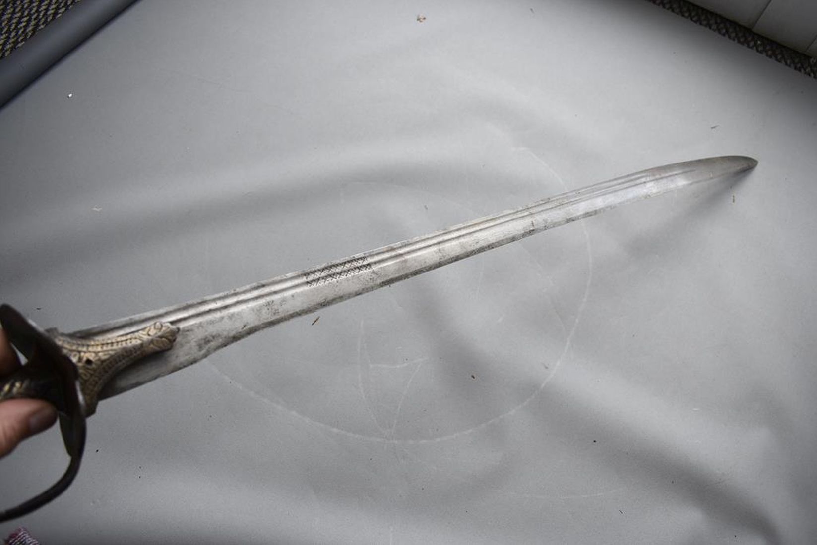 A LATE 18TH CENTURY INDIAN KIRACH OR SWORD, 83cm double fullered blade, double edged towards the tip - Image 3 of 13