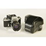 Nikon F mit Panagor 1:2,5-28 mm + Tasche