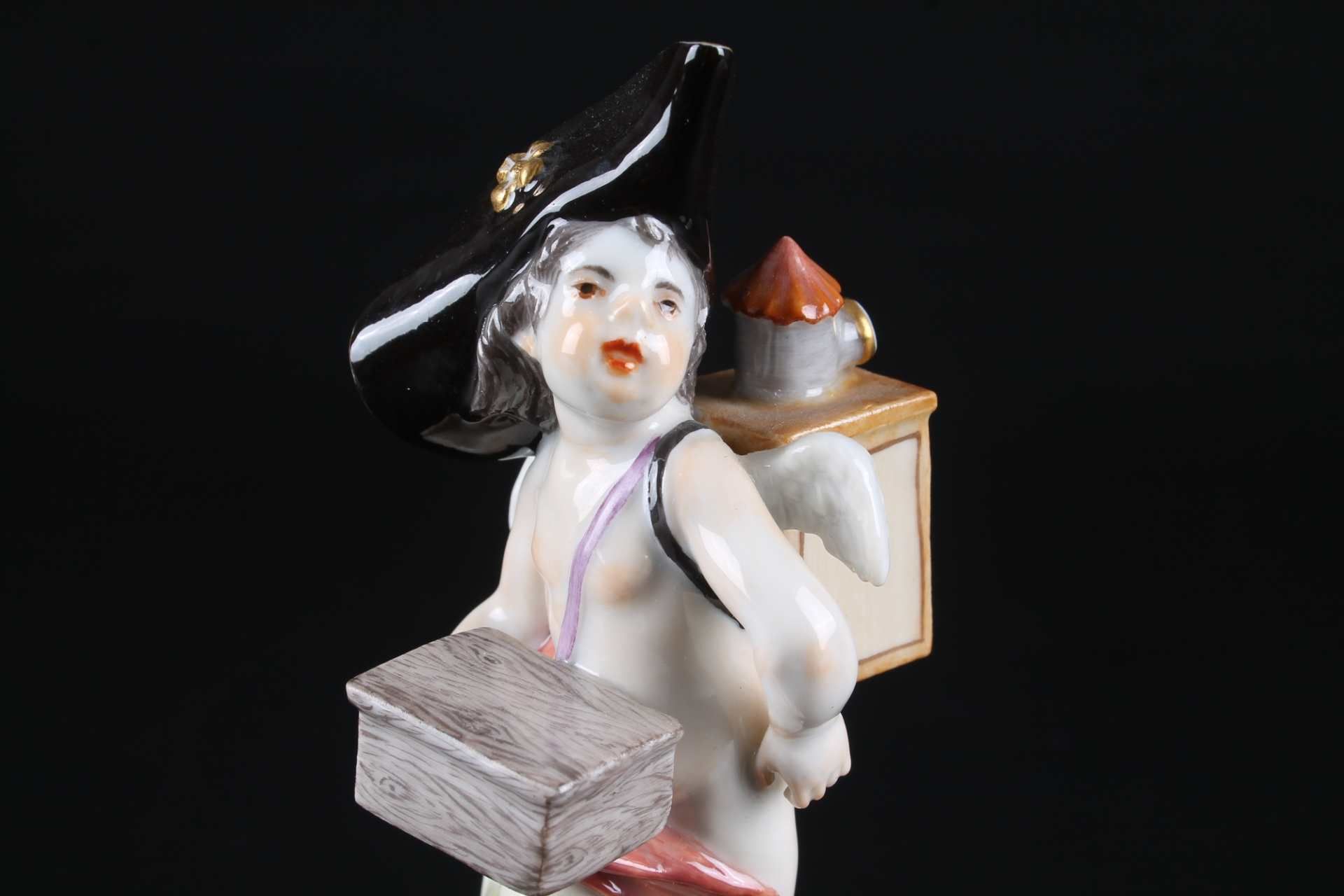 Meissen Verkleidete Amorette mit Leierkasten, disguised cupid with barrel organ, - Image 5 of 6