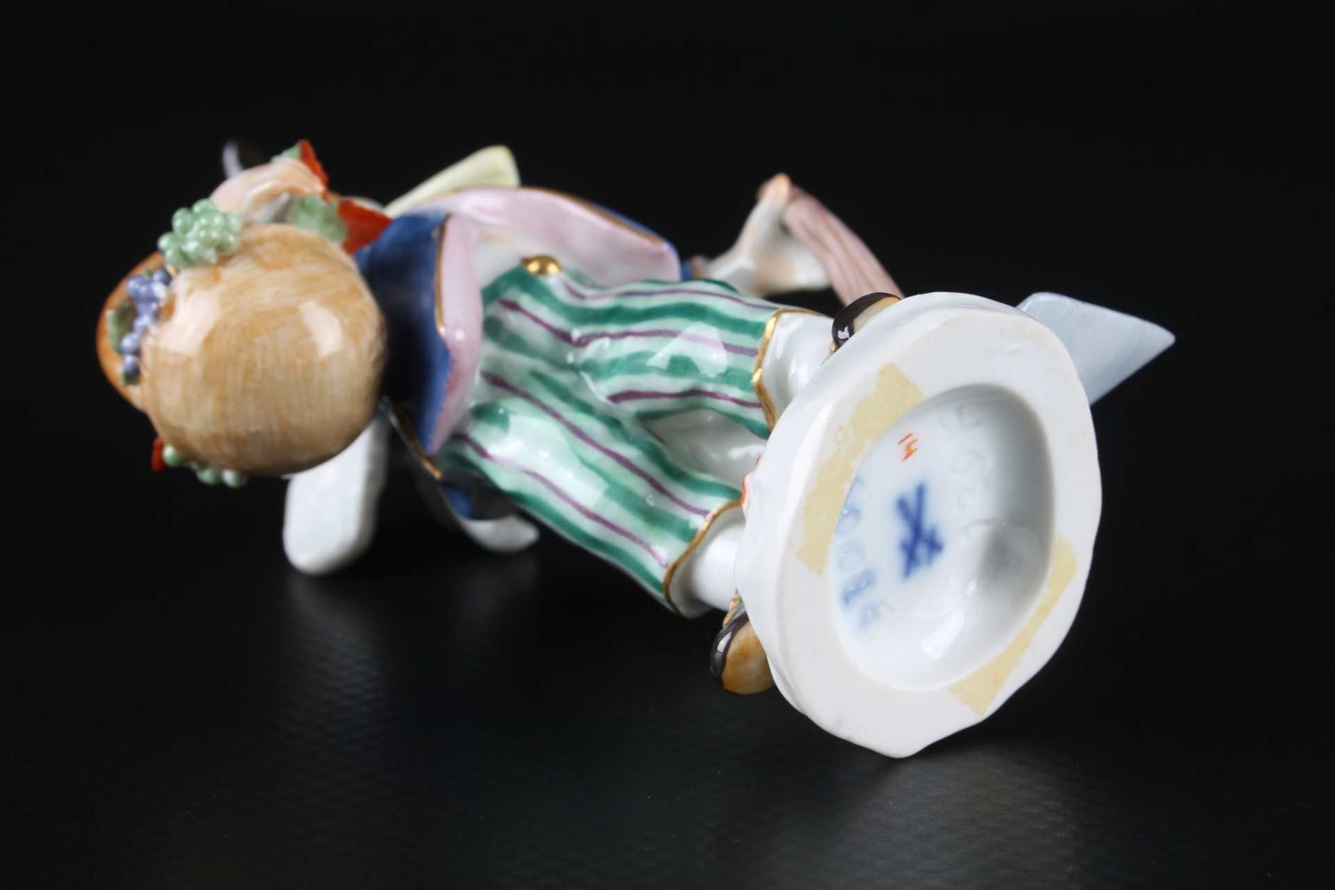 Meissen Verkleidete Amorette als Gärtner, disguised cupid as gardener, - Bild 6 aus 6