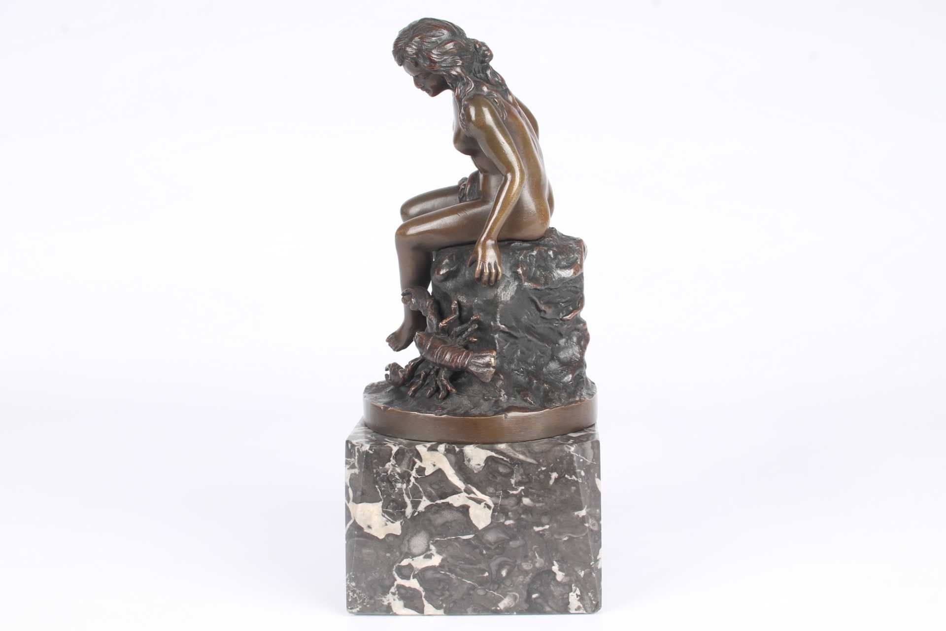 Bronze Figur - Frau mit Hummer, bronze nude sculpture, - Image 4 of 6