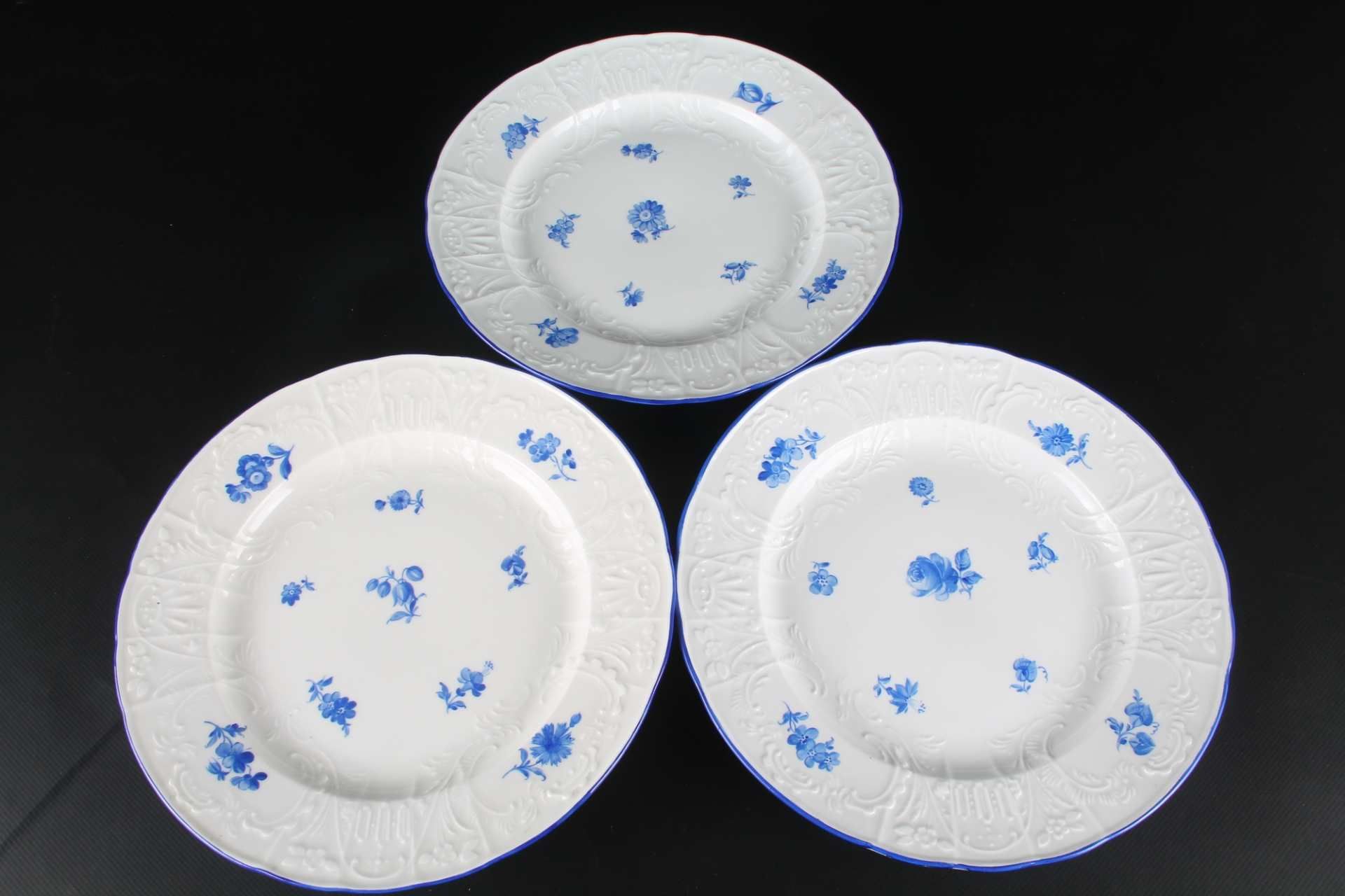 Meissen - 9 Speiseteller blaue Streublümchen Dulong Relief, 9 dining plates, - Image 5 of 7