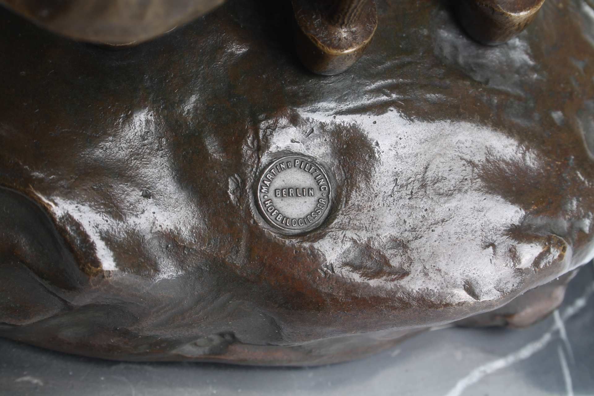Bronze Figurengruppe by Martin & Piltzing Berlin, the secret figurine, - Image 6 of 6