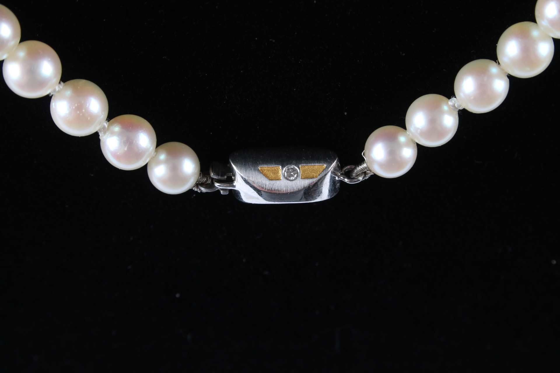 Perlenkette mit 585 Goldverschluß und zwei Diamanten, pearl necklace gold lock with 2 diamonds, - Image 2 of 4