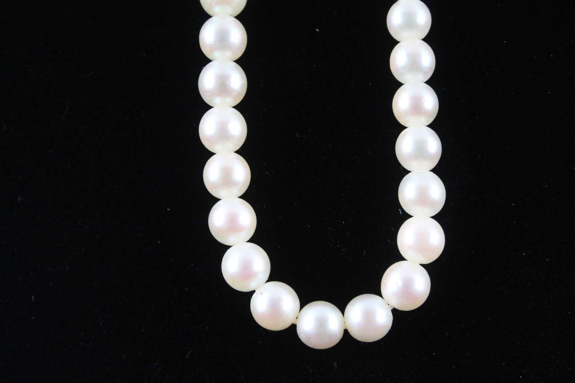 Perlenkette mit 585 Goldverschluß und zwei Diamanten, pearl necklace gold lock with 2 diamonds, - Image 3 of 4