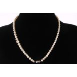 Perlenkette mit 585 Goldverschluß und zwei Diamanten, pearl necklace gold lock with 2 diamonds,