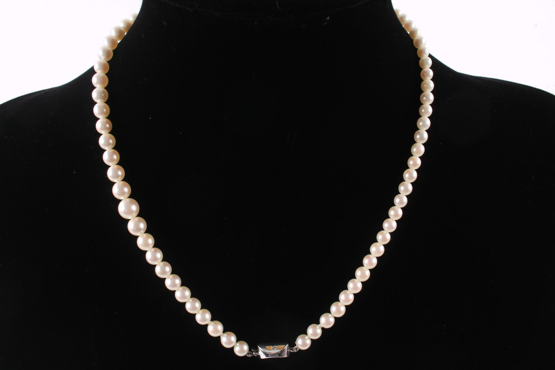 Perlenkette mit 585 Goldverschluß und zwei Diamanten, pearl necklace gold lock with 2 diamonds,