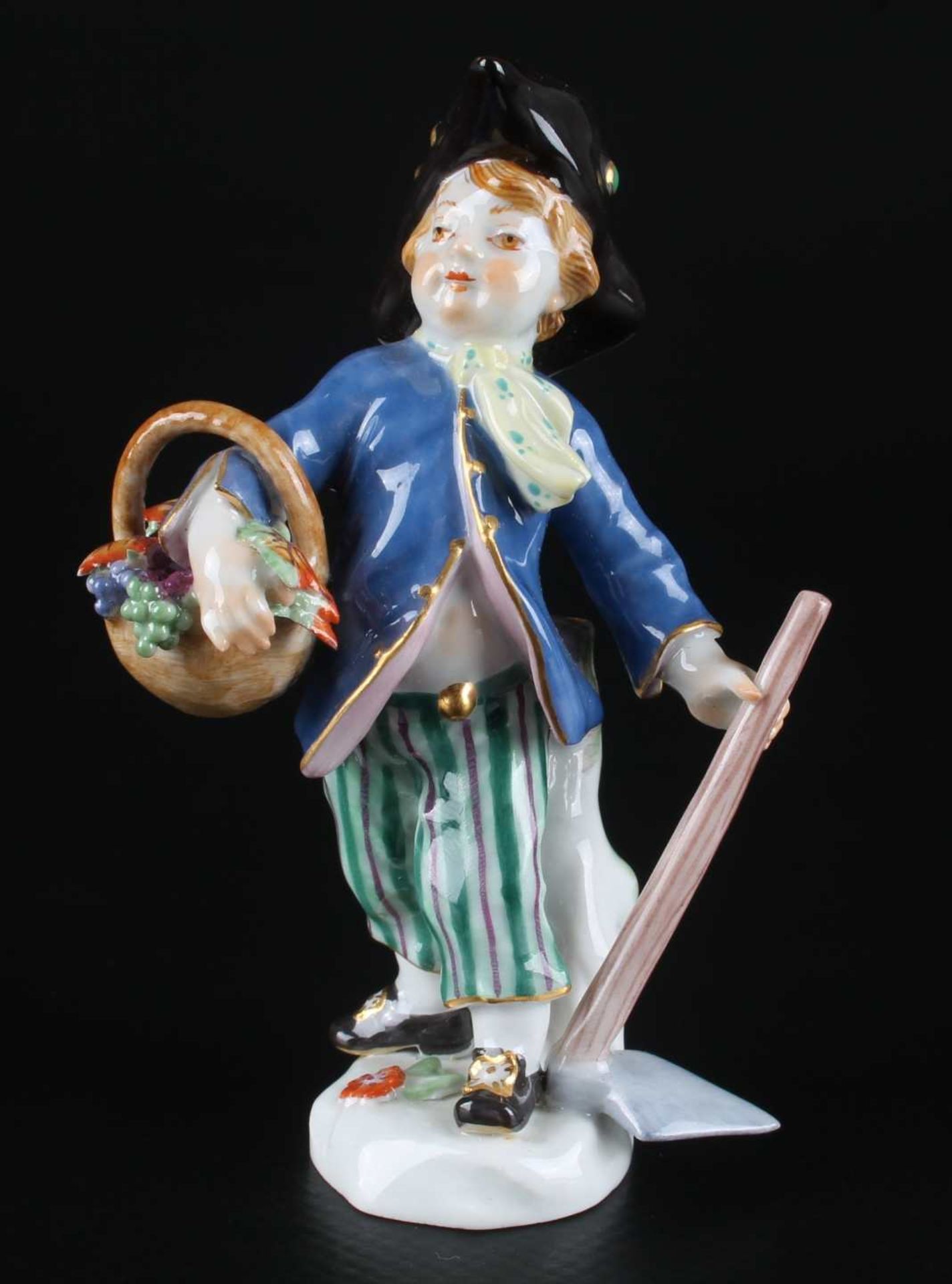Meissen Verkleidete Amorette als Gärtner, disguised cupid as gardener,