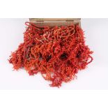 28 Korallenketten, coral necklaces,