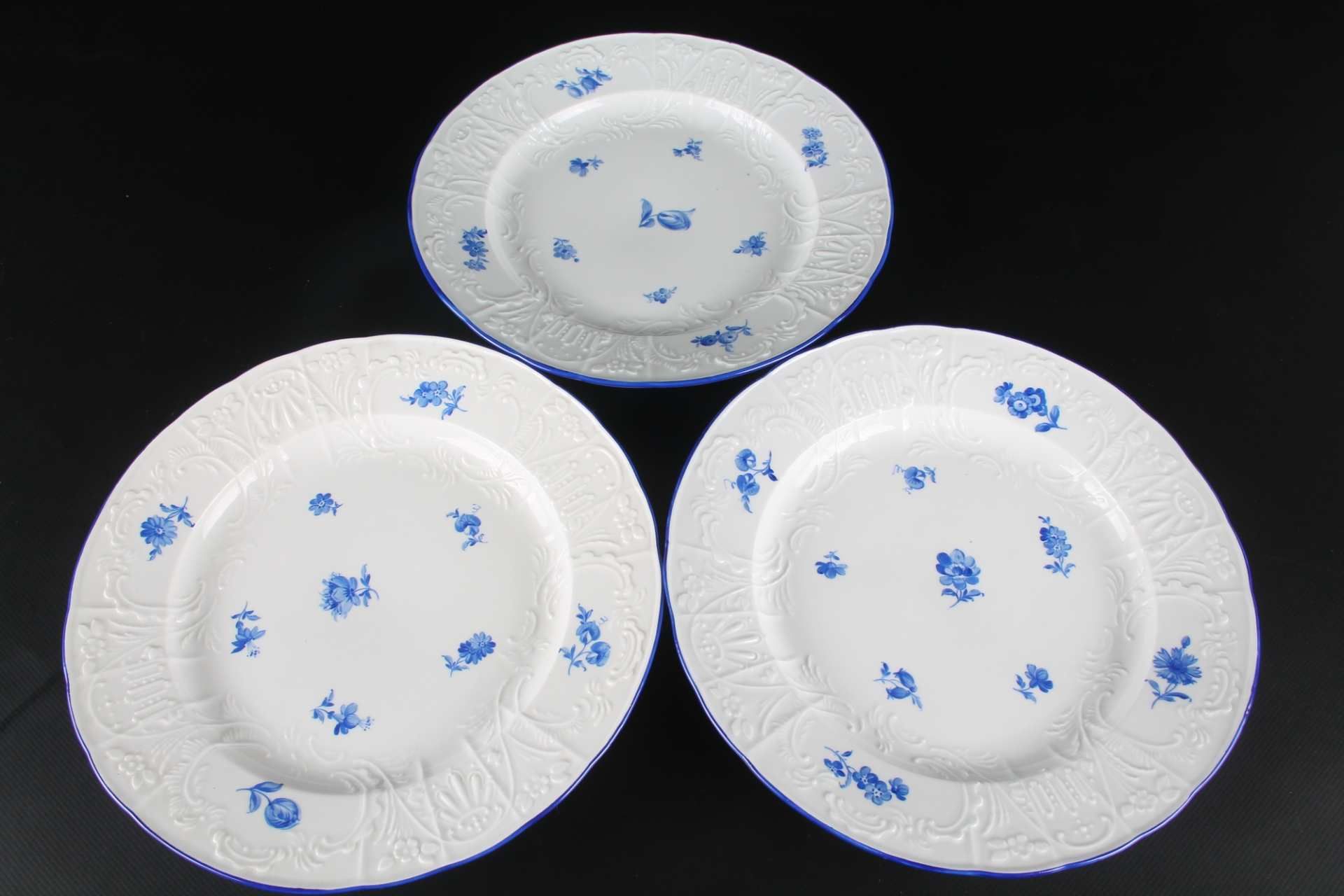 Meissen - 9 Speiseteller blaue Streublümchen Dulong Relief, 9 dining plates, - Image 6 of 7