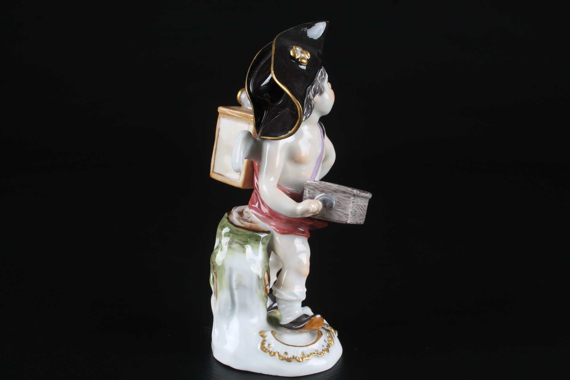 Meissen Verkleidete Amorette mit Leierkasten, disguised cupid with barrel organ, - Bild 4 aus 6