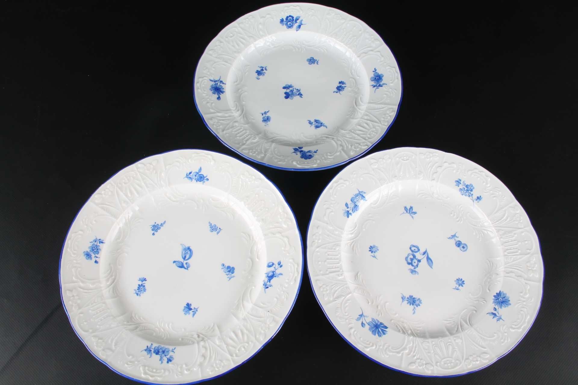 Meissen - 9 Speiseteller blaue Streublümchen Dulong Relief, 9 dining plates, - Image 7 of 7