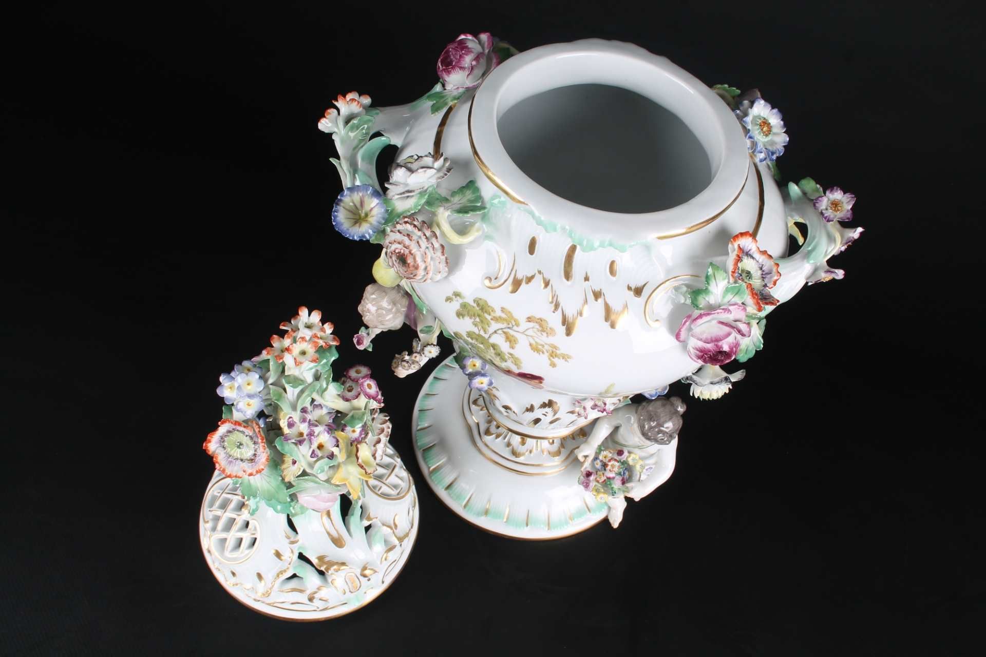 Meissen Potpourri Vase mit Putten, porcelain potpourri vase with cherubs, - Image 4 of 12