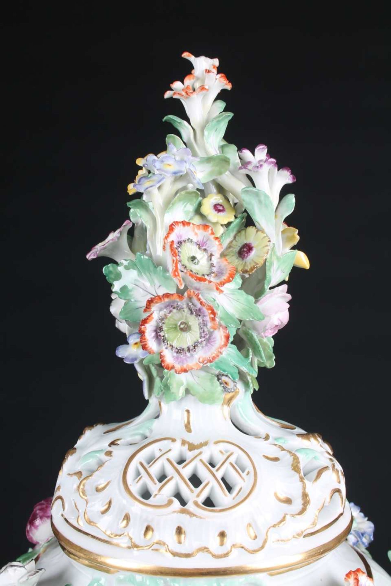 Meissen Potpourri Vase mit Putten, porcelain potpourri vase with cherubs, - Image 6 of 12
