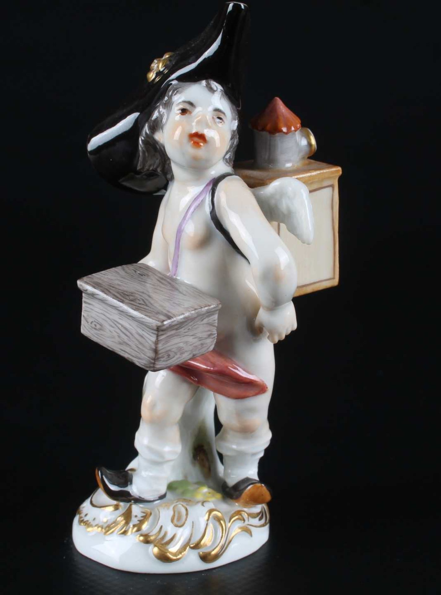 Meissen Verkleidete Amorette mit Leierkasten, disguised cupid with barrel organ,