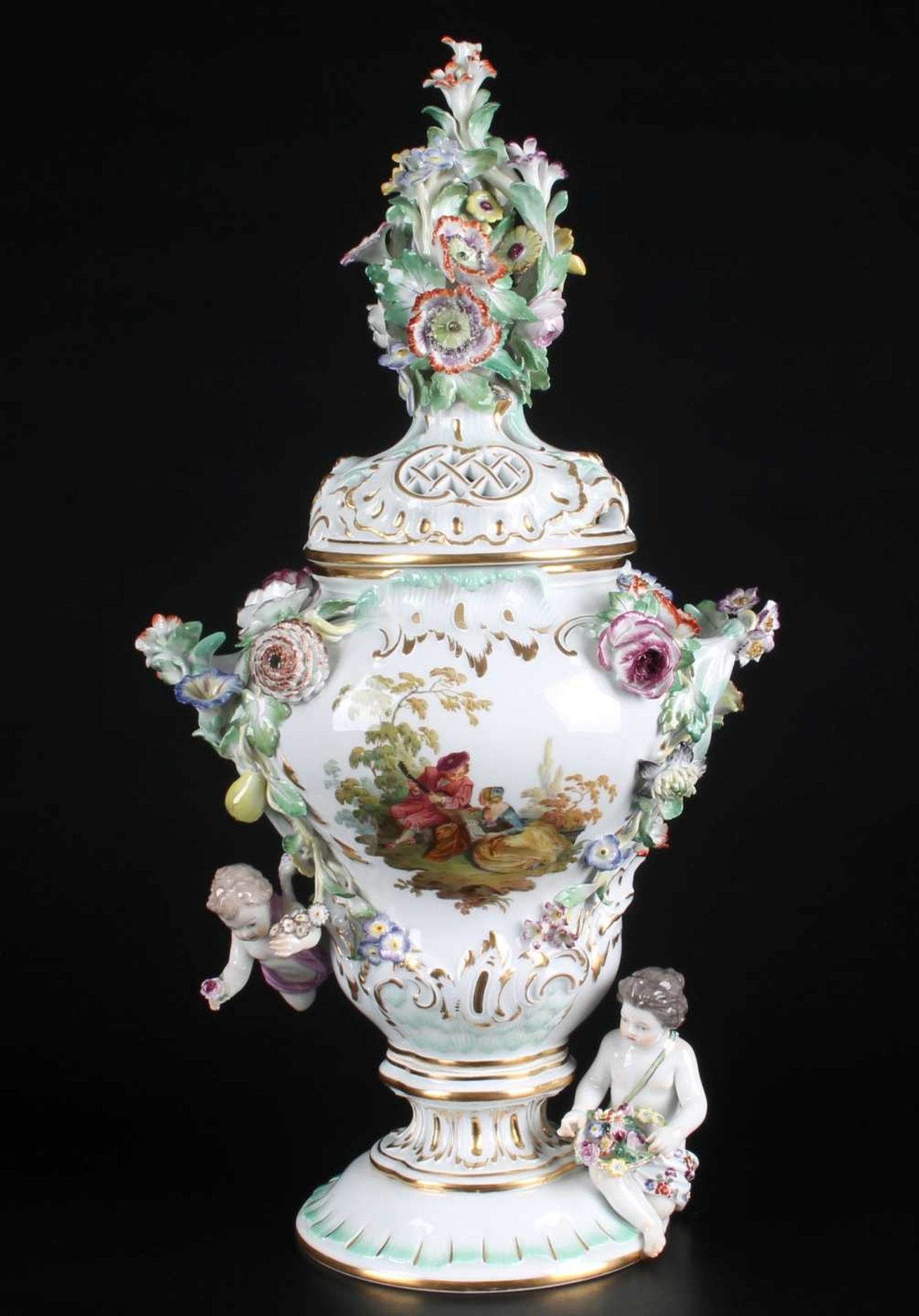 Meissen Potpourri Vase mit Putten, porcelain potpourri vase with cherubs,