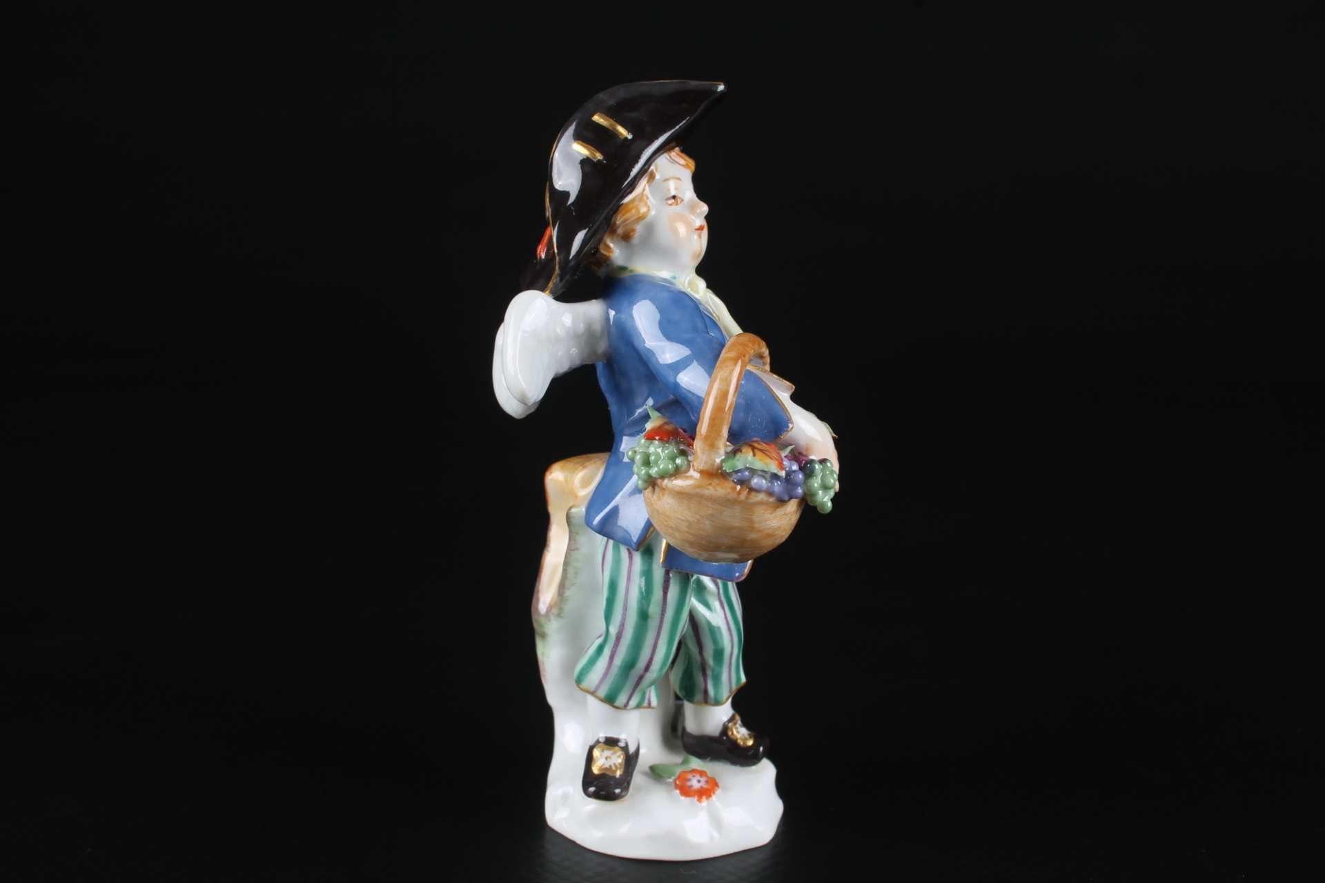 Meissen Verkleidete Amorette als Gärtner, disguised cupid as gardener, - Bild 4 aus 6